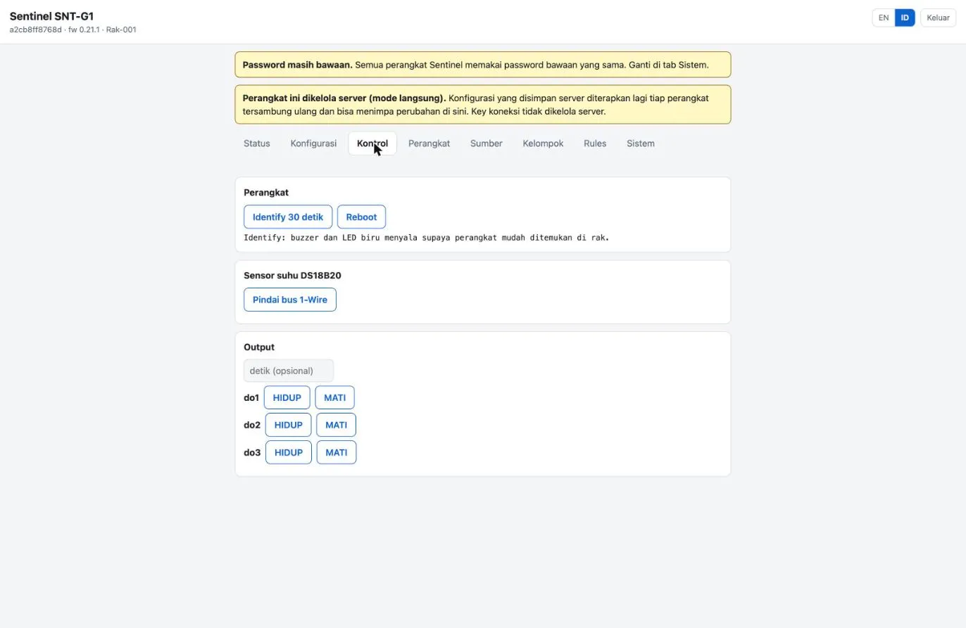 Tab Kontrol antarmuka web: identify, reboot, pindai bus 1-Wire, dan tombol hidup/mati output.